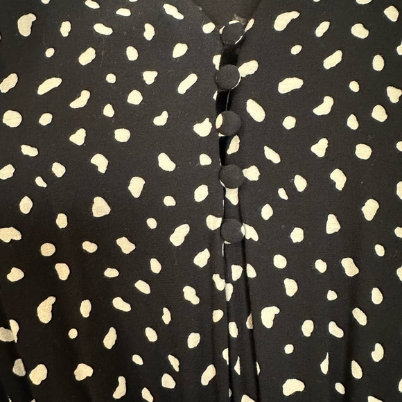 Super Cute mini dress! Short sleeves. Buttons details on the front! - Picture 5 of 9